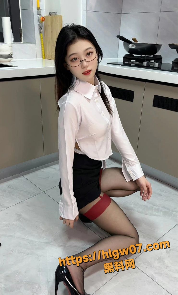 妓女老师的丝袜 白天是风骚性感的老师 晚上则是妩媚浪荡的小姐！
