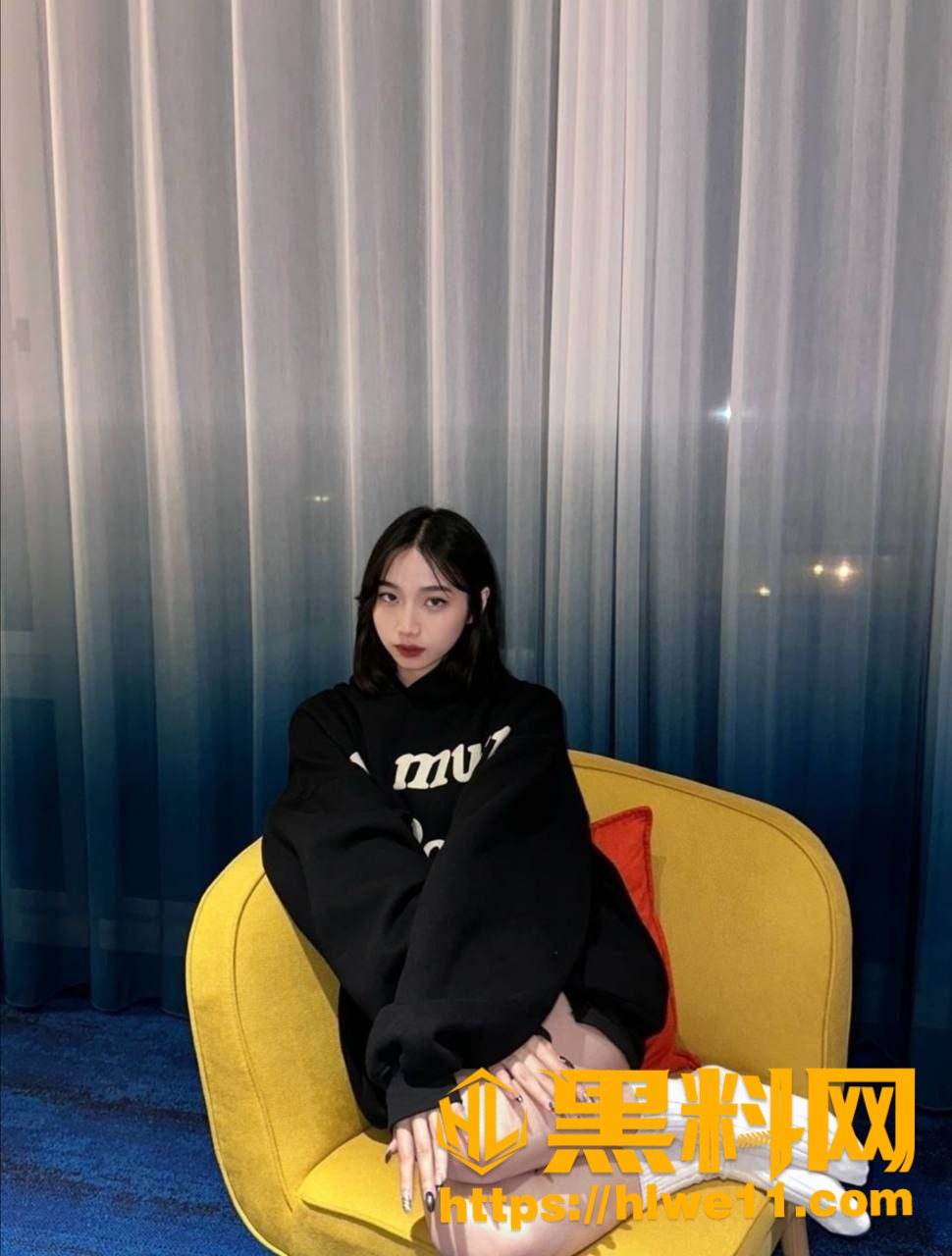 台湾成功大学巨乳学姐 丽婷 早期露脸口交视频曝光 奶子都被抓变形