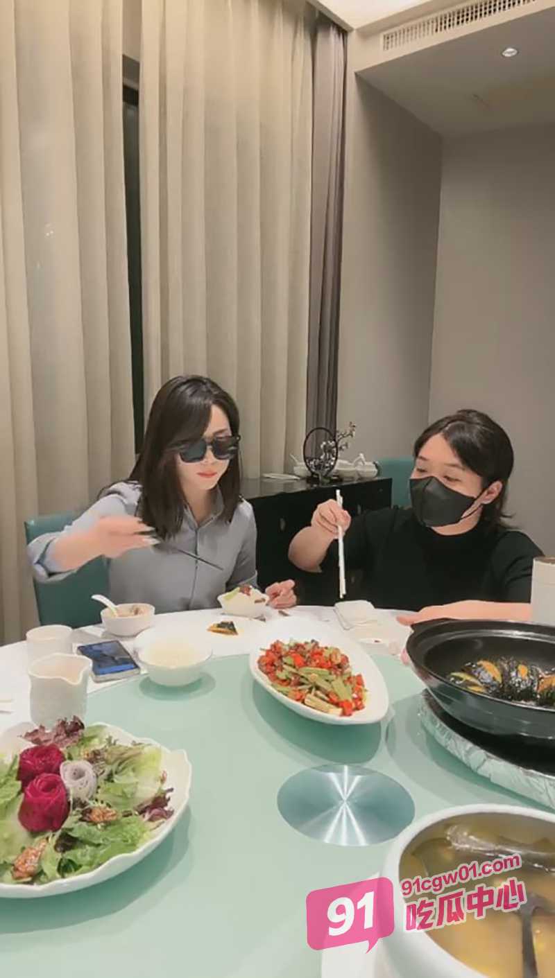 墨镜女王餐厅包间调教母狗 舔鞋底踩脸吃嘴里吐出来的残渣剩饭！