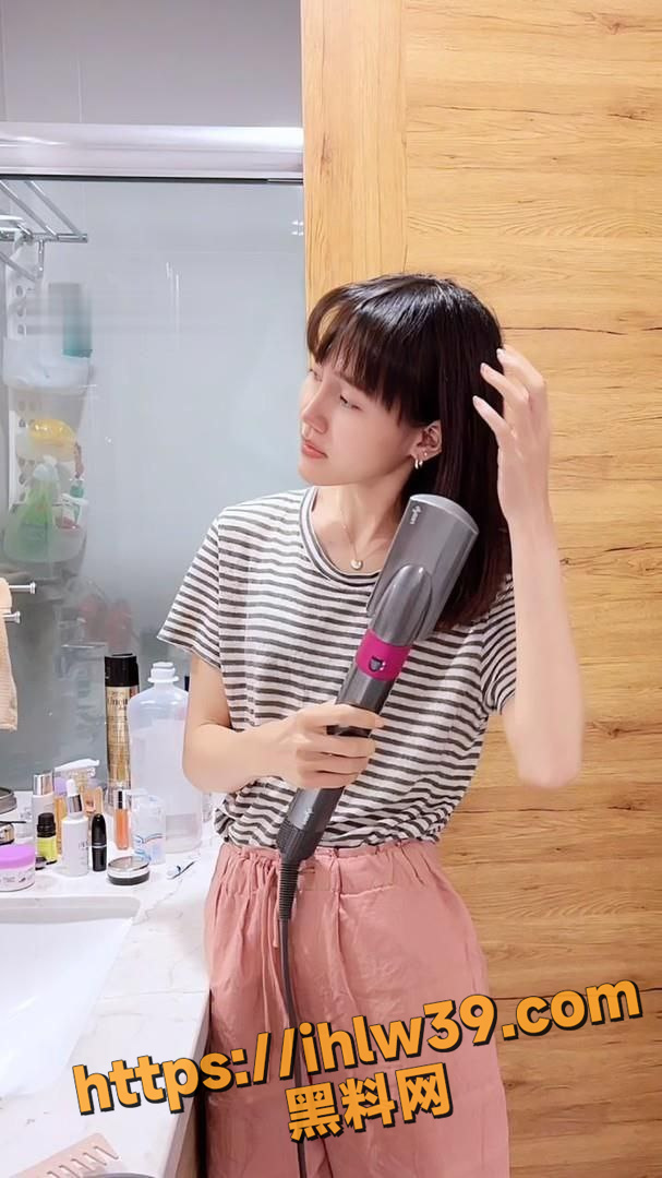 22岁苗条平胸少女被男友调教成骚母狗，柔软芊细的小手套弄鸡巴，龟头榨精，跪在地上一脸期待的吃鸡！