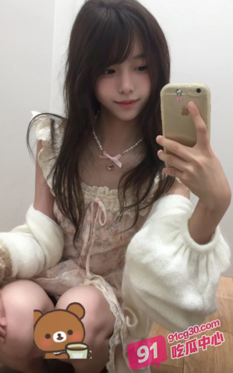 美女喝醉了趴在里边桌子遭猥琐男揉奶模穴 白皮嫩乳一线天美鲍 真是个极品啊！ 配图