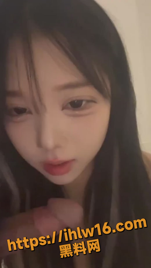 万人疯求极品大眼卡哇伊美女 深喉玩到窒息翻白眼 M腿深深插入