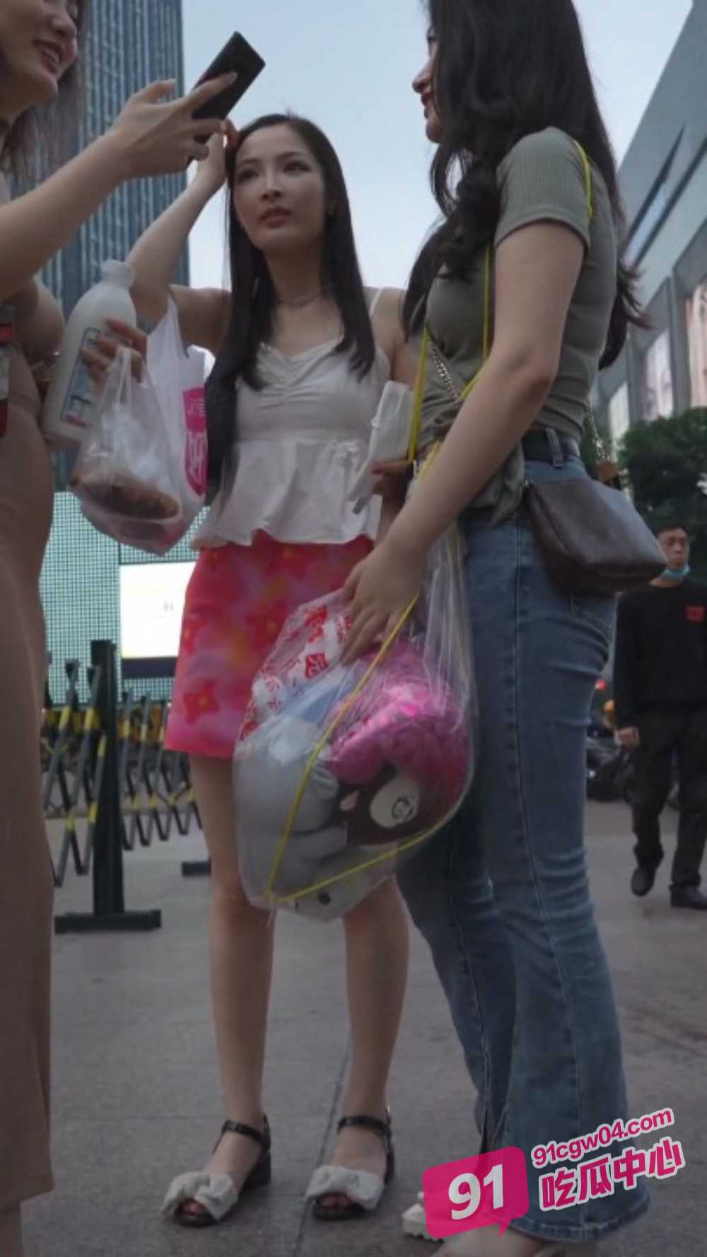 裙底探秘！重庆大融城模特级女神穿超短裙被街拍抄底 丁字裤卡缝肉唇外泄！ 配图2