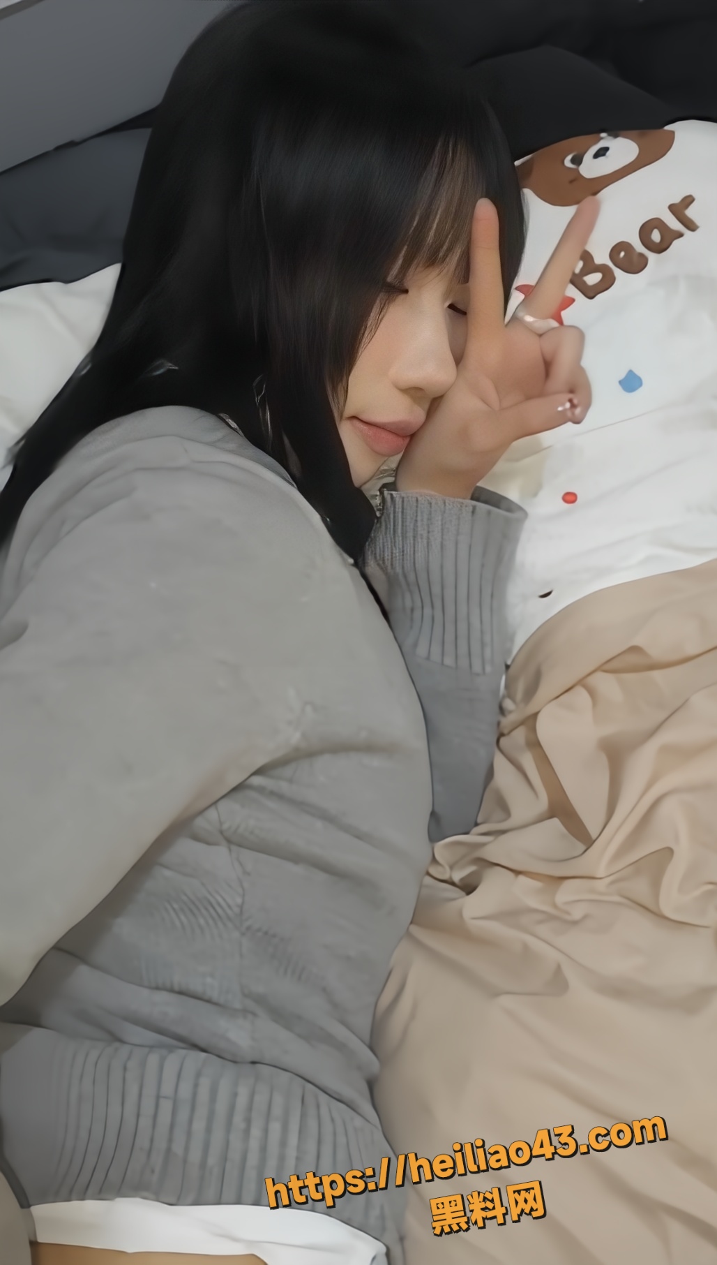 高颜值小美女 李雯雯 第一视角口交特写 母狗姿态无套后入 骚到窒息！
