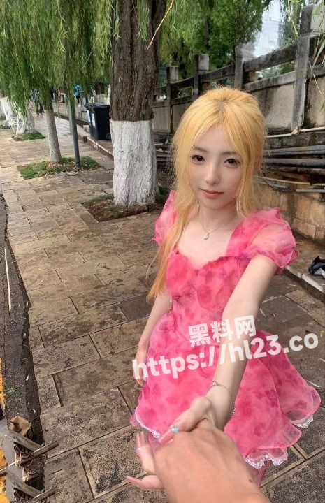 泄密流出屌丝的逆袭性爱！终于把暗恋7年的女神给操哭了～把鸡吧放进嘴里强悍操嘴对镜实拍！