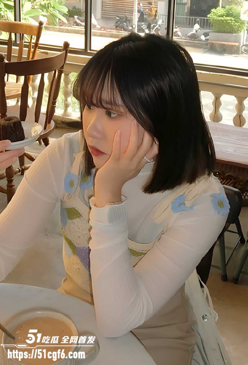 约炮清纯大眼妹视频流出 1