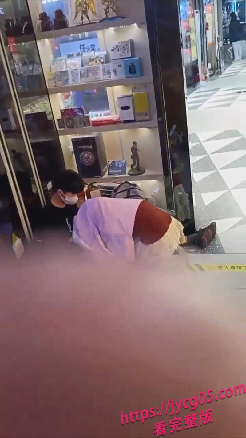 商场情侣外套底下猛吸！网友调侃：肯定是帮男友吸蛇毒~ 配图2