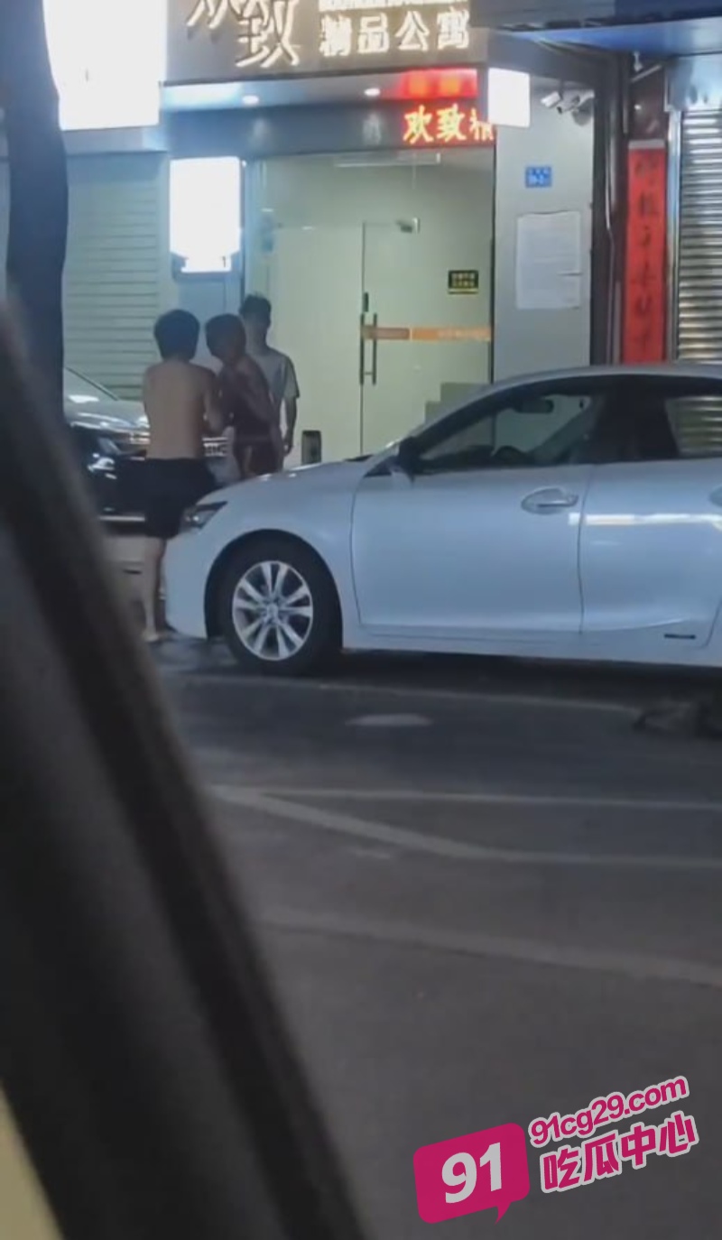 广东清远红衣女子当街强吻 赤身小伙被暴力推倒 疑似出轨被抓挽回男友 配图5
