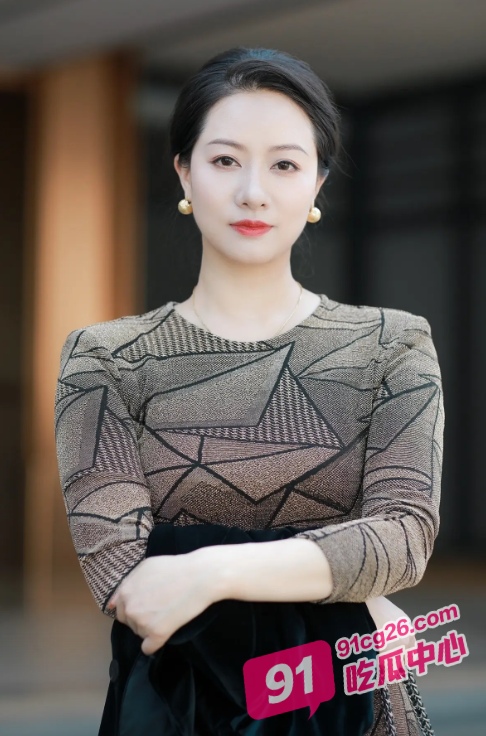 母子乱伦之妈妈带儿子参加乱伦派对 这下可以名正言顺地操儿子了！