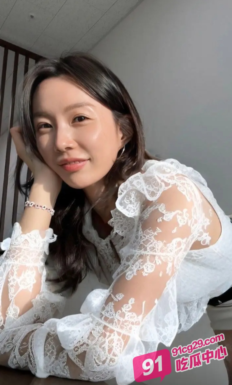 江苏性欲旺盛人妻秦羽墨 一边操着还要主动嗦手指 销魂的表情看的鸡儿梆硬！ 配图2