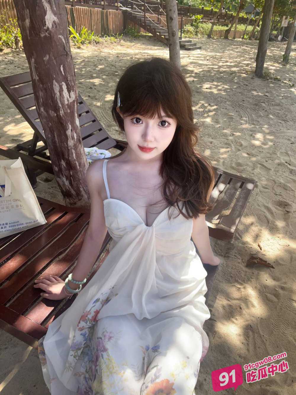 白虎JK少女秦琼 被班主任领回家辅导功课 娇嫩酮体被班主任检查！ 配图