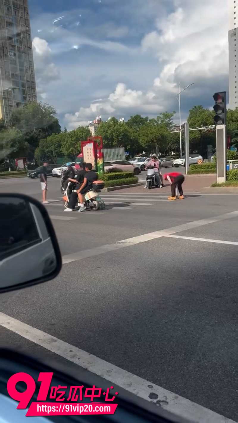 精神小伙等红绿灯大战外卖小哥5