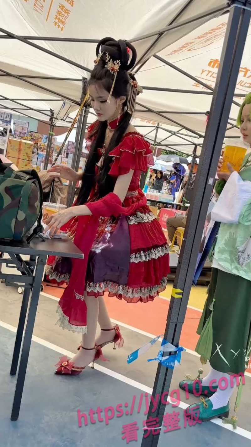 动漫展红裙洛丽塔美女走红 肉色内搭若隐若现太撩人！ 配图2