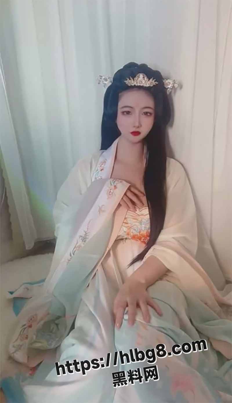 推特巨乳母狗反差婊 年年 古装疯自慰淫叫 长了一对吊钟大奶子甩得飞起！