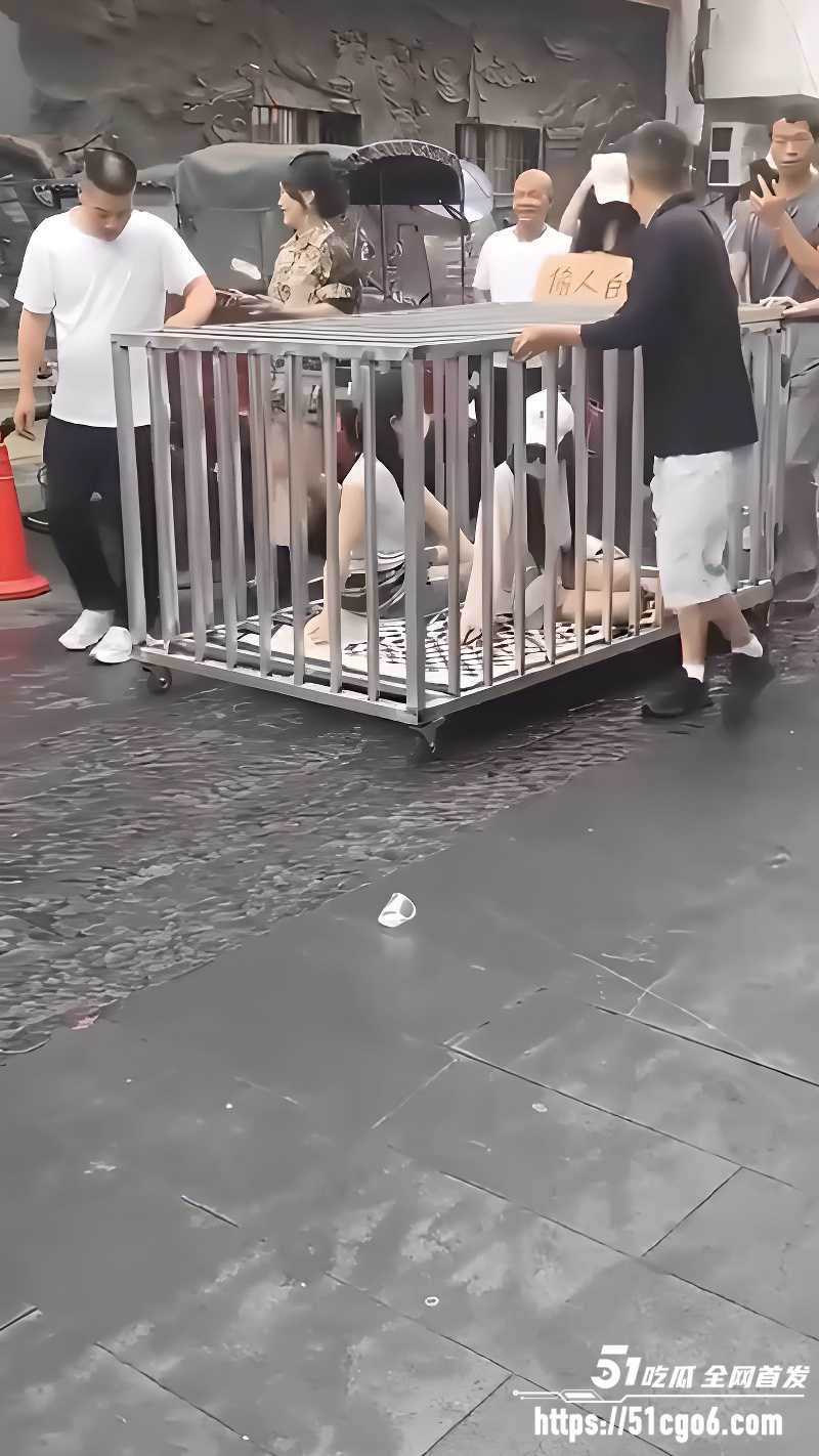 湖南汨罗商业街 惊现活人浸猪笼 2