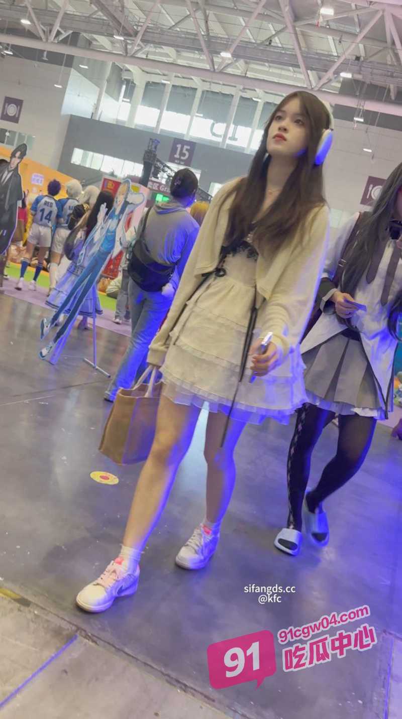 大神漫展顶级抄底学生妹 骚货不穿内裤超级炸裂 给大家欣赏一下裙下风采！ 配图3