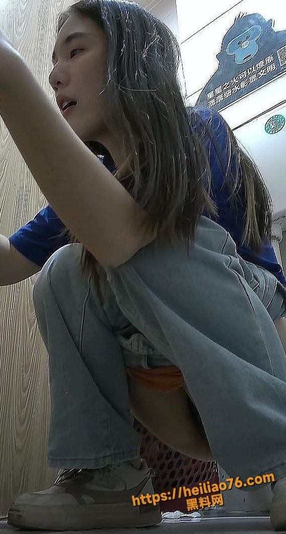 国产美女厕所偷拍私密瞬间 诱惑尿尿动作全程记录 4位美女轮流入厕逼脸同框