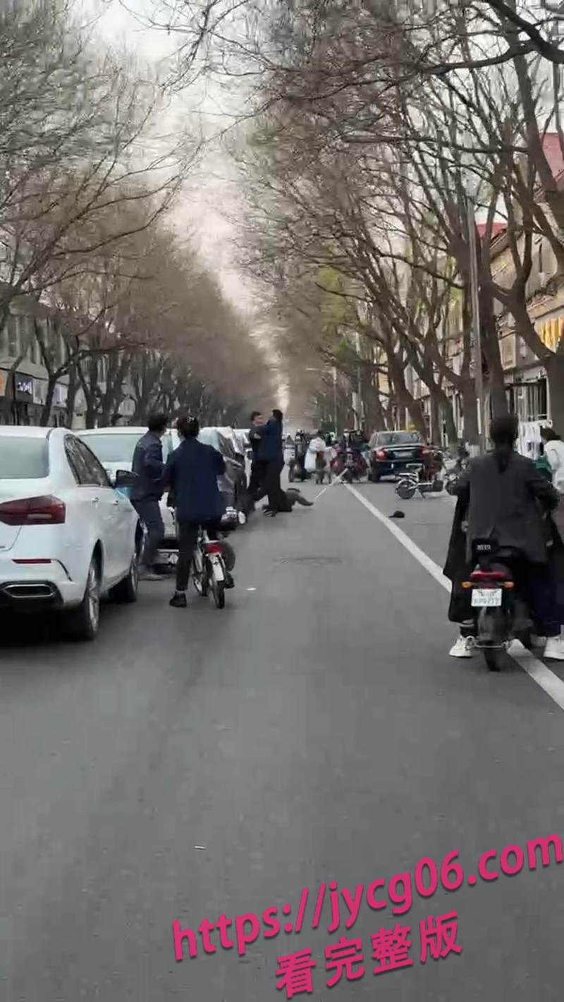 哄堂大孝了家人们！河北街头小三指挥男子拳脚伺候爹妈！ 配图6