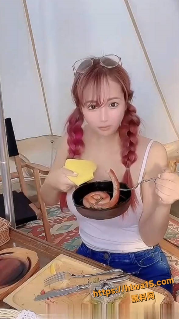 人气反差网红 Naomiii Channel 付费OF福利合集 肥臀白虎反差骚货浴室自慰！
