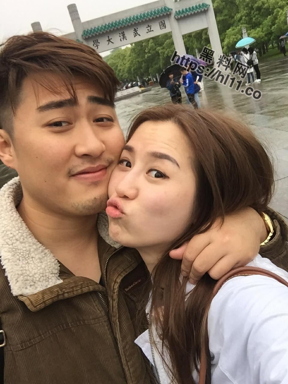 国立武汉大学一学生情侣泄密流出，女主热衷于吃鸡的样子像不像你性幻想中的母狗