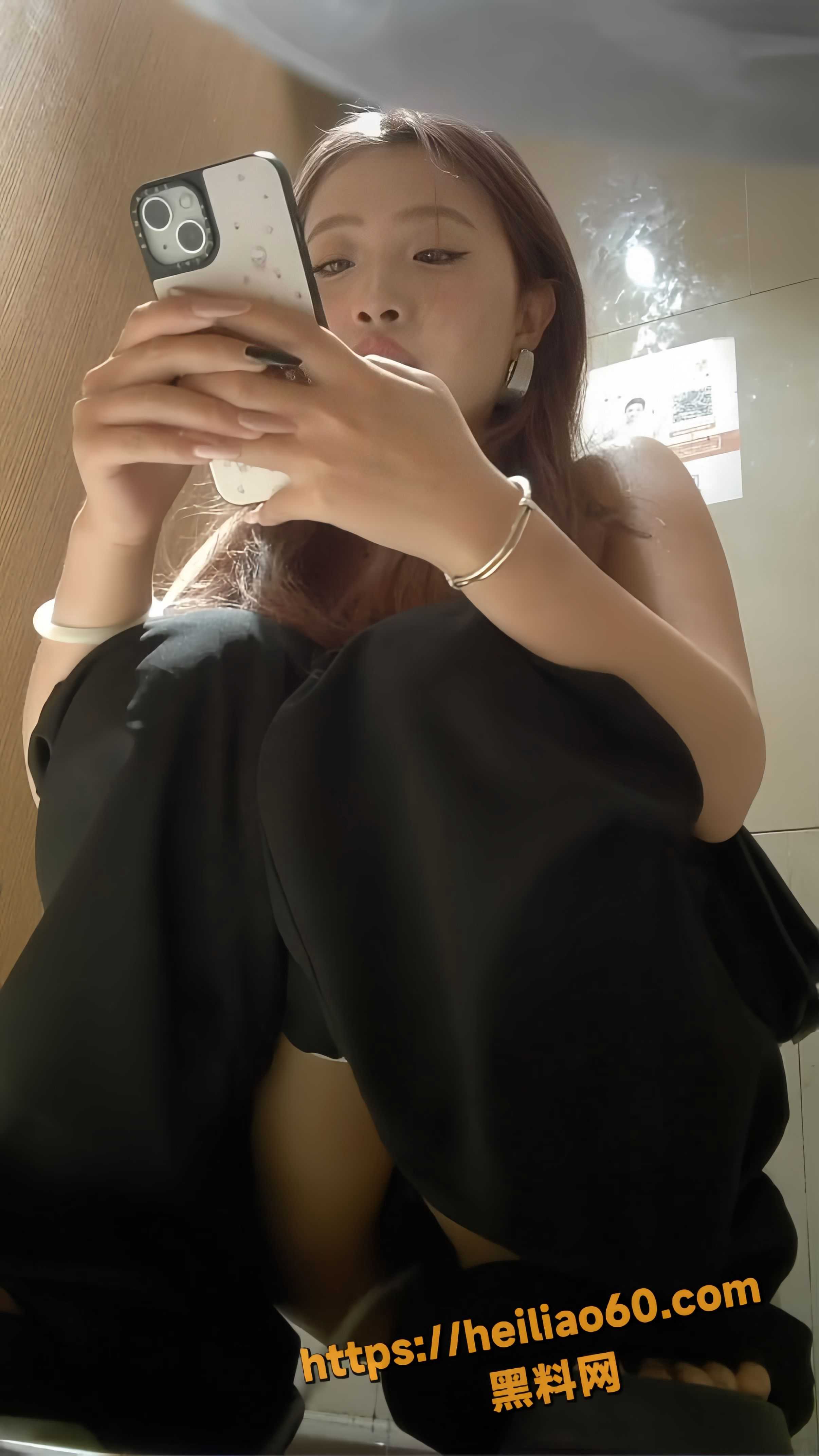 酒吧女厕高清偷拍流出 纹身辣妹醉酒狂吐 极品御姐放尿逼脸同框
