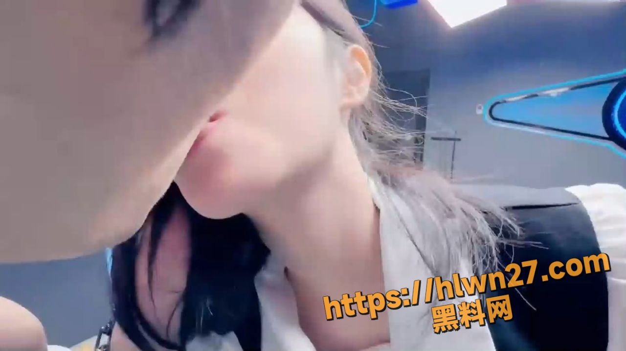 【兄妹乱伦】哥哥约亲妹打台球 台球桌上就直接操了亲妹的白虎嫩穴 大冒险竟演变成了内射！