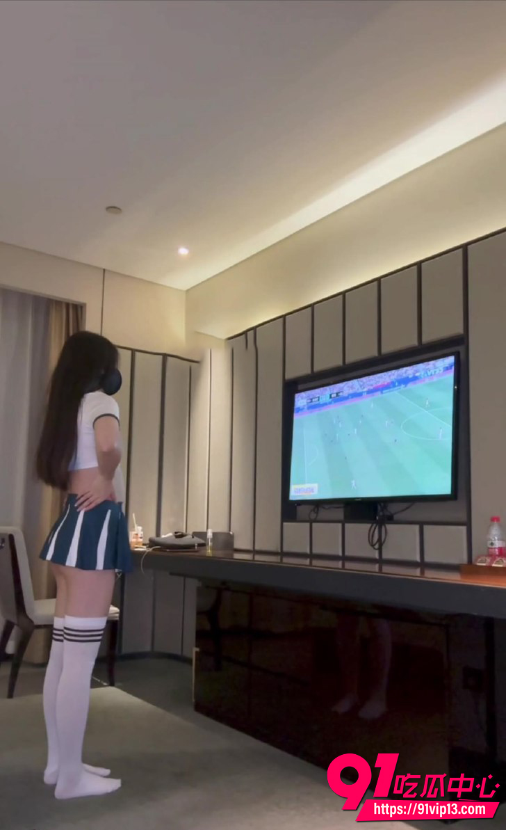 推特博主小陈和小王 世界杯限定新作白丝足球宝贝淫妻 硬鸡巴捅进去一边看球一边猛操!