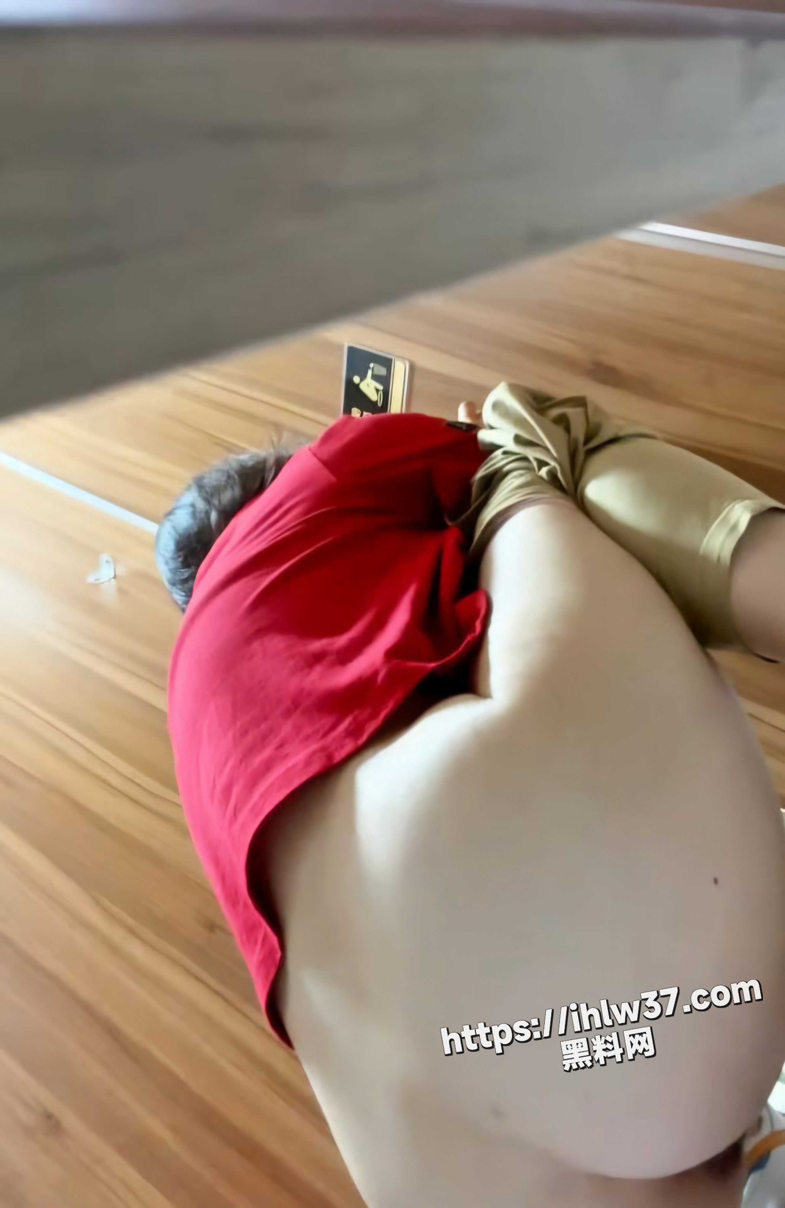我愿称为最顶级的手持厕拍系列 伸到多位公司女同事私处拍摄 屁眼和骚逼宛如就在脸上一般！