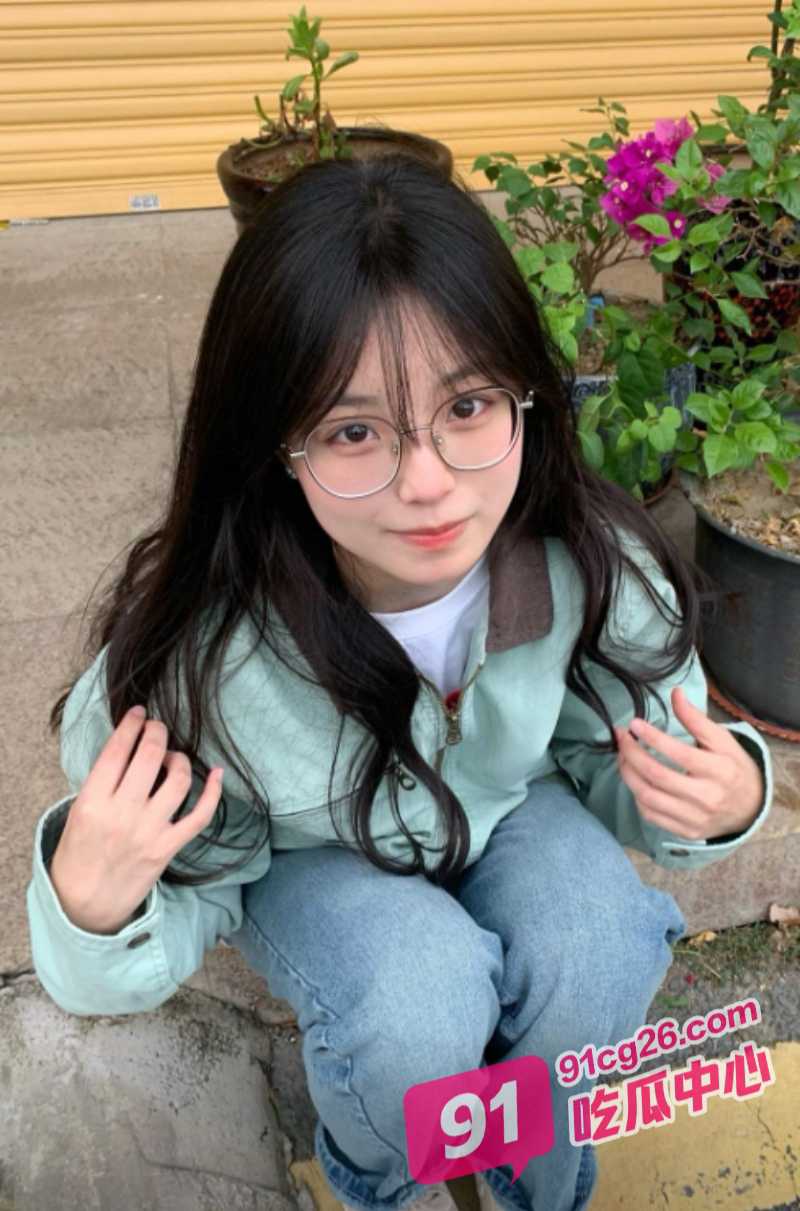 兄妹乱伦之精虫上脑的哥哥勾引妹妹 懵懂妹妹乐在其中“哥哥 使劲插我下面”!