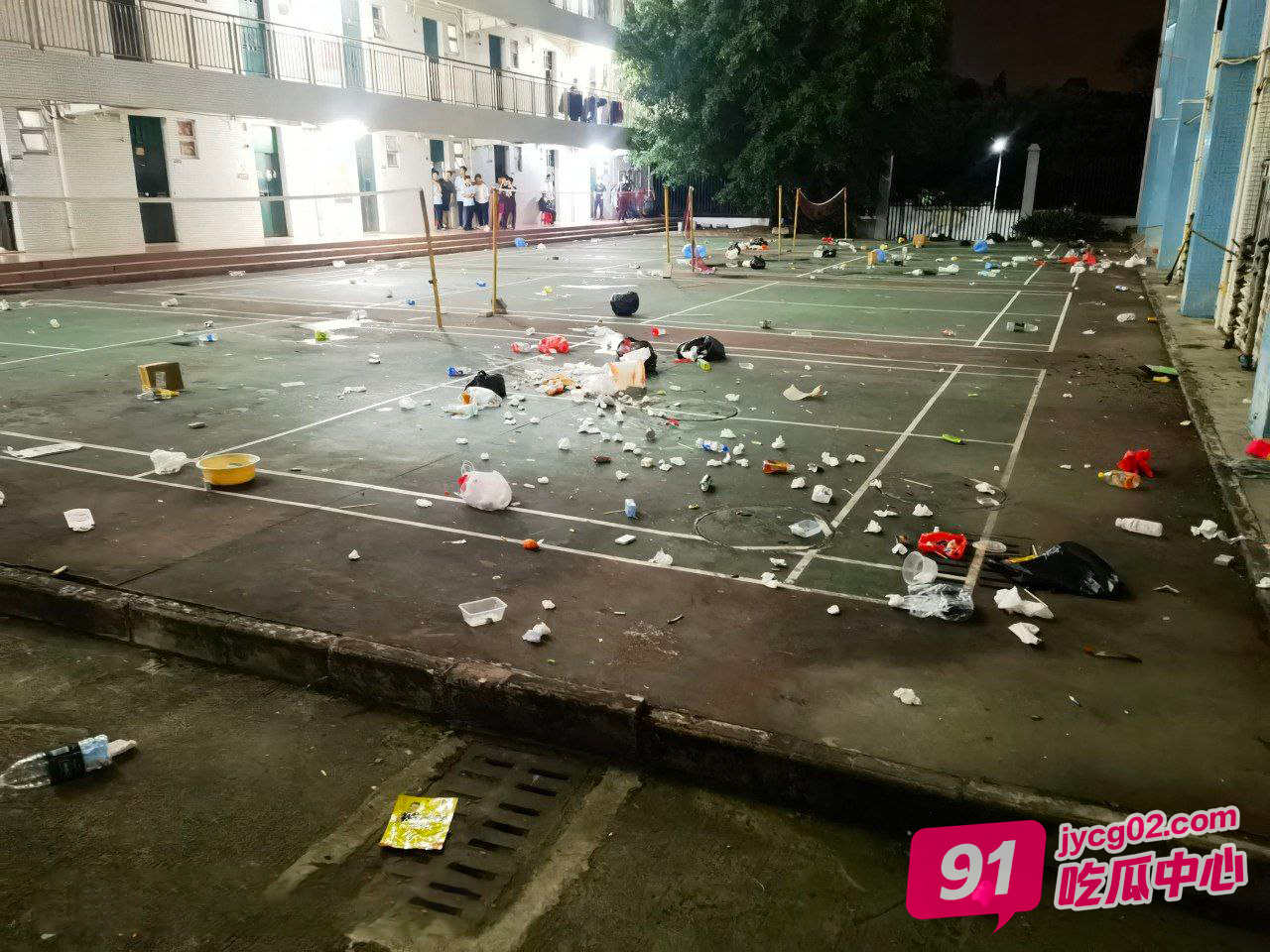 校规引爆学生怒火！广东肇庆技术学院教学楼遭打砸！场面混乱！ 配图2