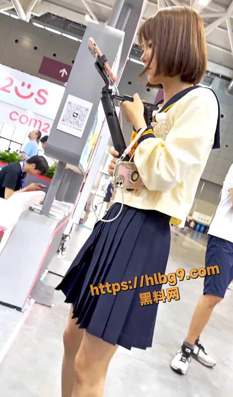 女主播在KFC直播和大哥互动 美丽翘臀被一镜到底 甜美一笑更是春光四溢！