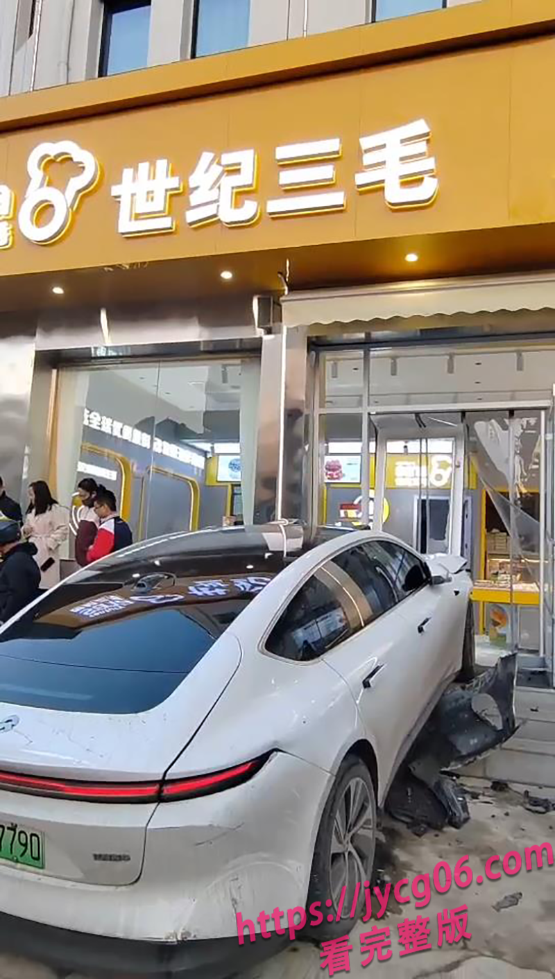 山西蔚来车主酒驾连撞6车！现场混乱幸无人伤亡！