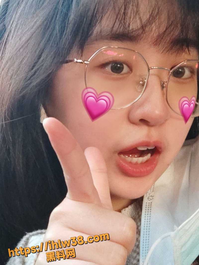西南医科大学05学生妹的手机维修时泄密 眼镜学生妹大量大尺度私拍视频图片被曝光！