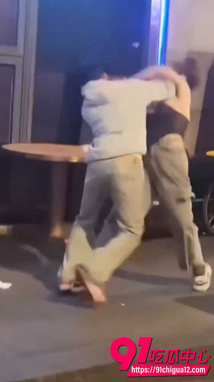 街头激战大胸妹被男子抓奶龙爪手直接放倒3 街头激战大胸妹被男子抓奶龙爪手直接放倒3