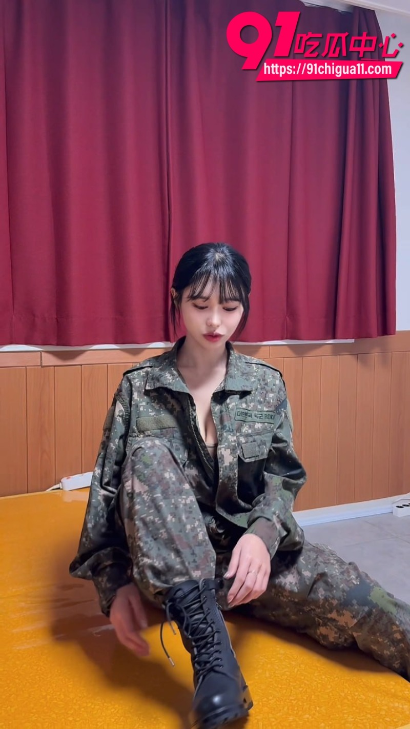 韩国极品美女BJ徐婉 新作流出 巨乳炸裂军服勾引兵哥哥 深喉吞精翘臀狂扭猛吸肉棒