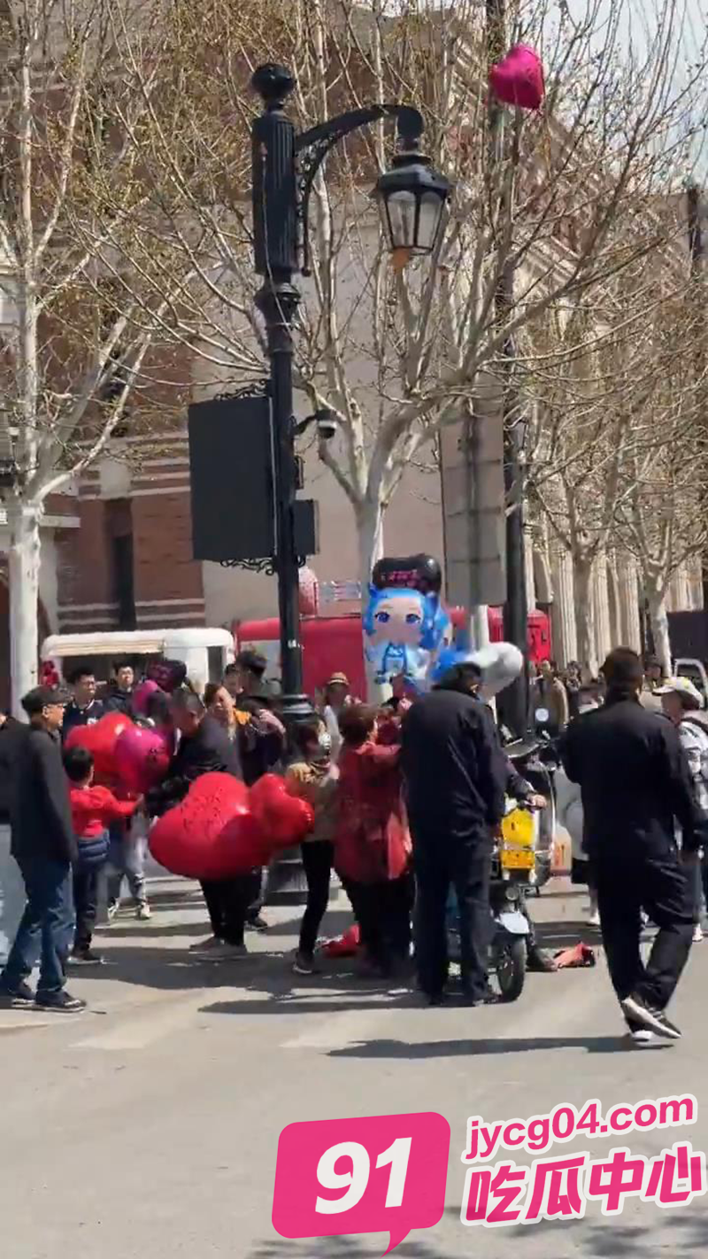 “文明执法”下的浪漫？老人气球被剪，300颗“爱心”飞离城市上空！ 配图4
