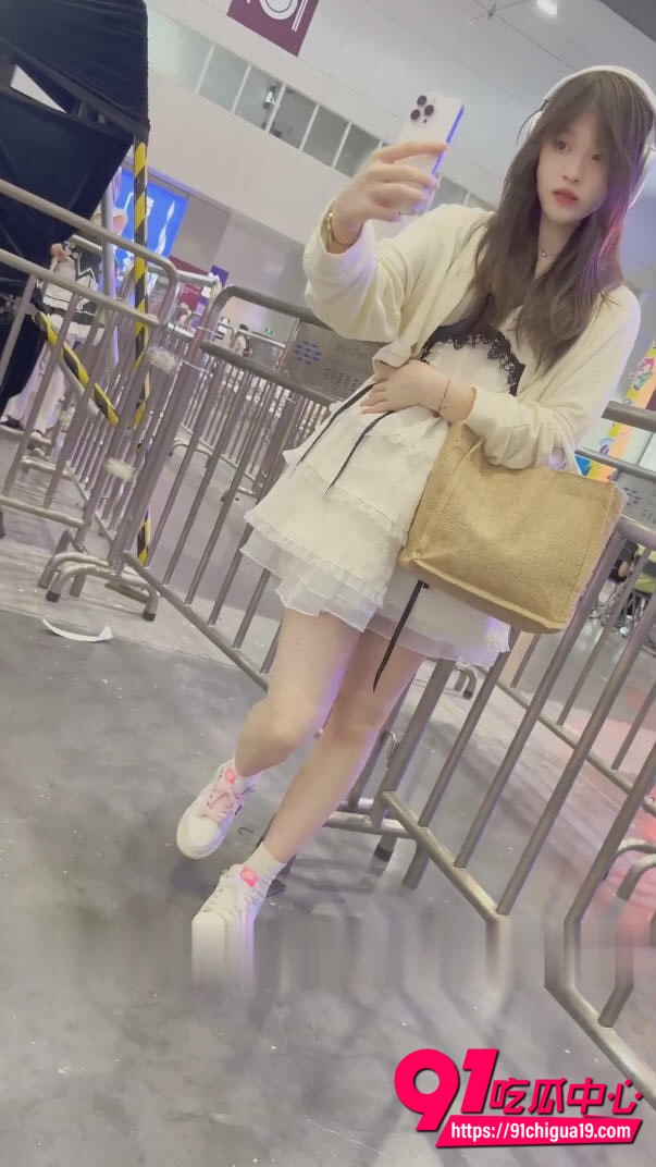 大神漫展抄底无内学生妹1