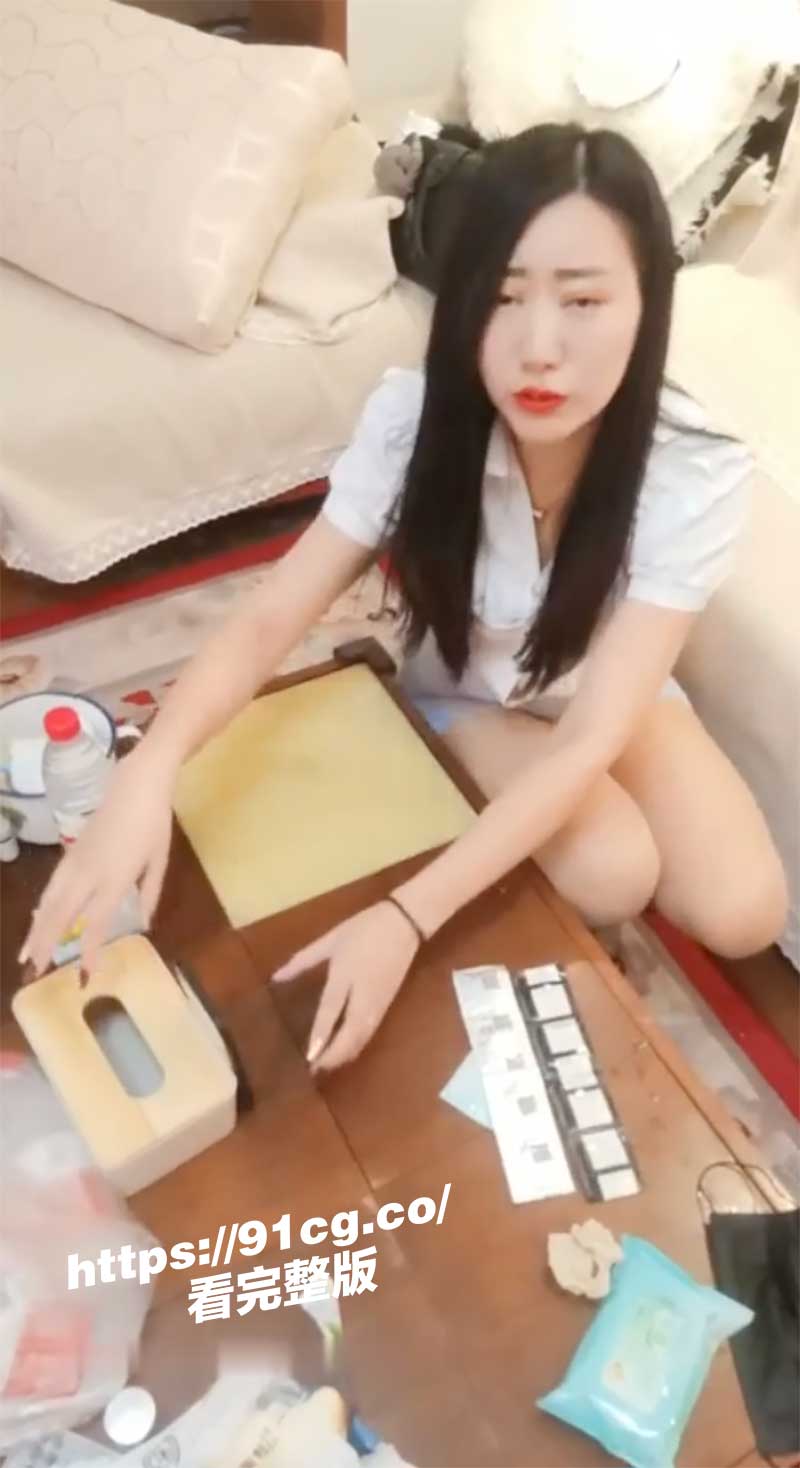 成都三宝妈 美少妇 背着老公小孩约三个小鲜肉3P视频流出 网上约鲜肉弟弟带朋友灭火