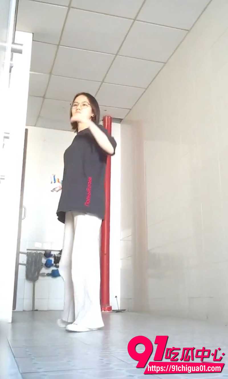 大神偷拍艺术学院学妹尿尿 白嫩翘臀和茂密私处尽露眼前 完整偷拍视频流出！