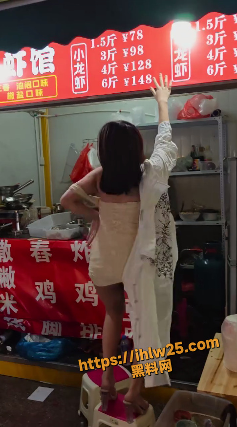 现在生意太难做了 卖龙虾的老板娘兼职做热舞女郎 小板凳一搭就是舞台 跳个艳舞让食客大饱眼福！