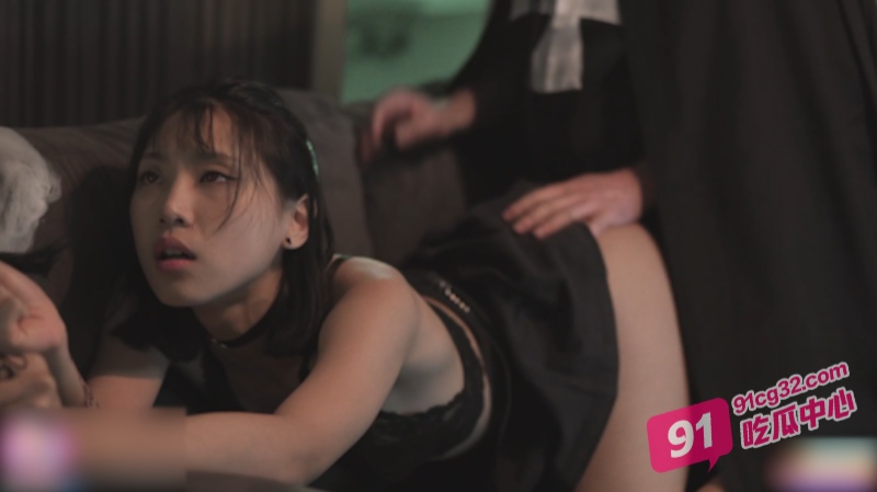 淫姬留学生刘玥onlyfans最新作品 神秘黑衣人索要万圣节礼物 不给糖就操你 配图5