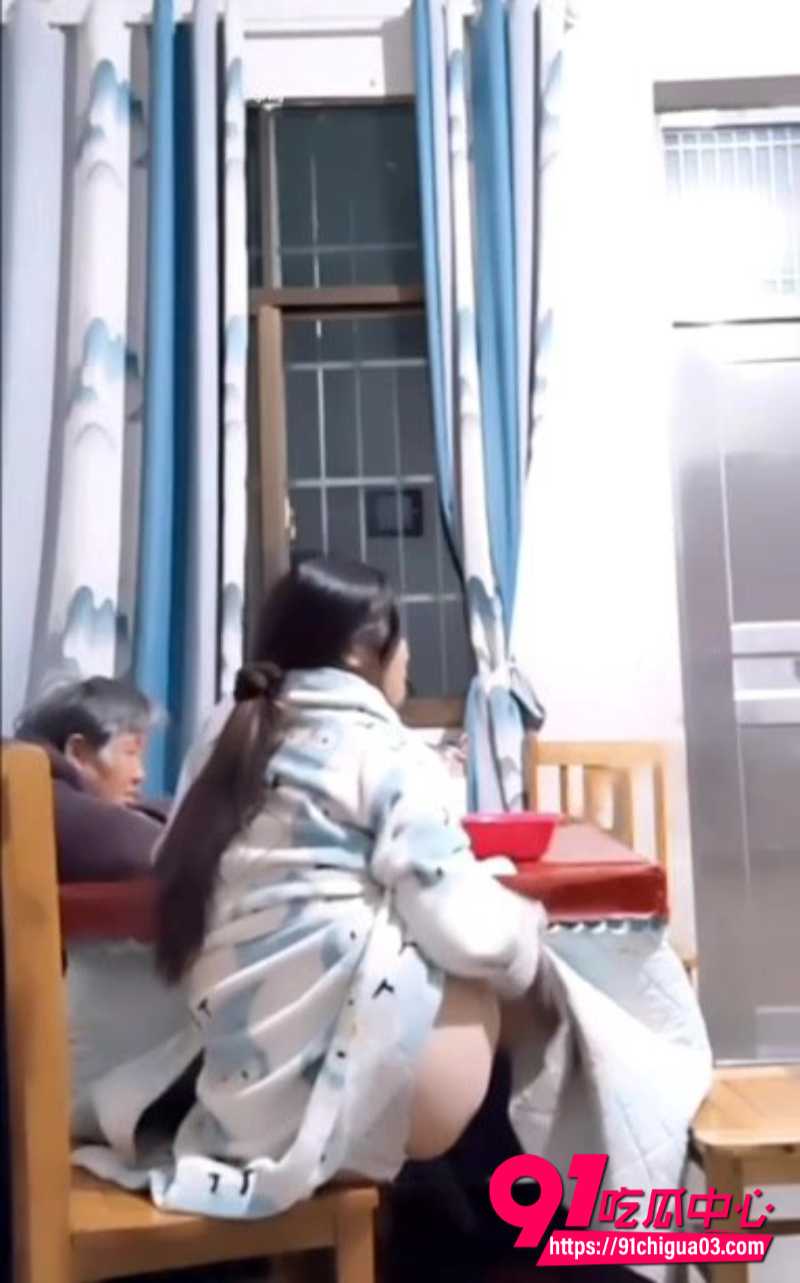 妹子偷摸在奶奶面前自慰4 妹子偷摸在奶奶面前自慰4