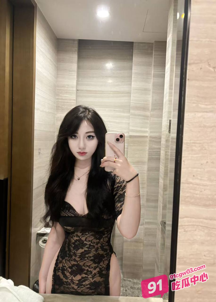 推特Vissstaaaas健身爱上女教练 金钱攻势下黑丝骚货迫不及待进门跪舔！