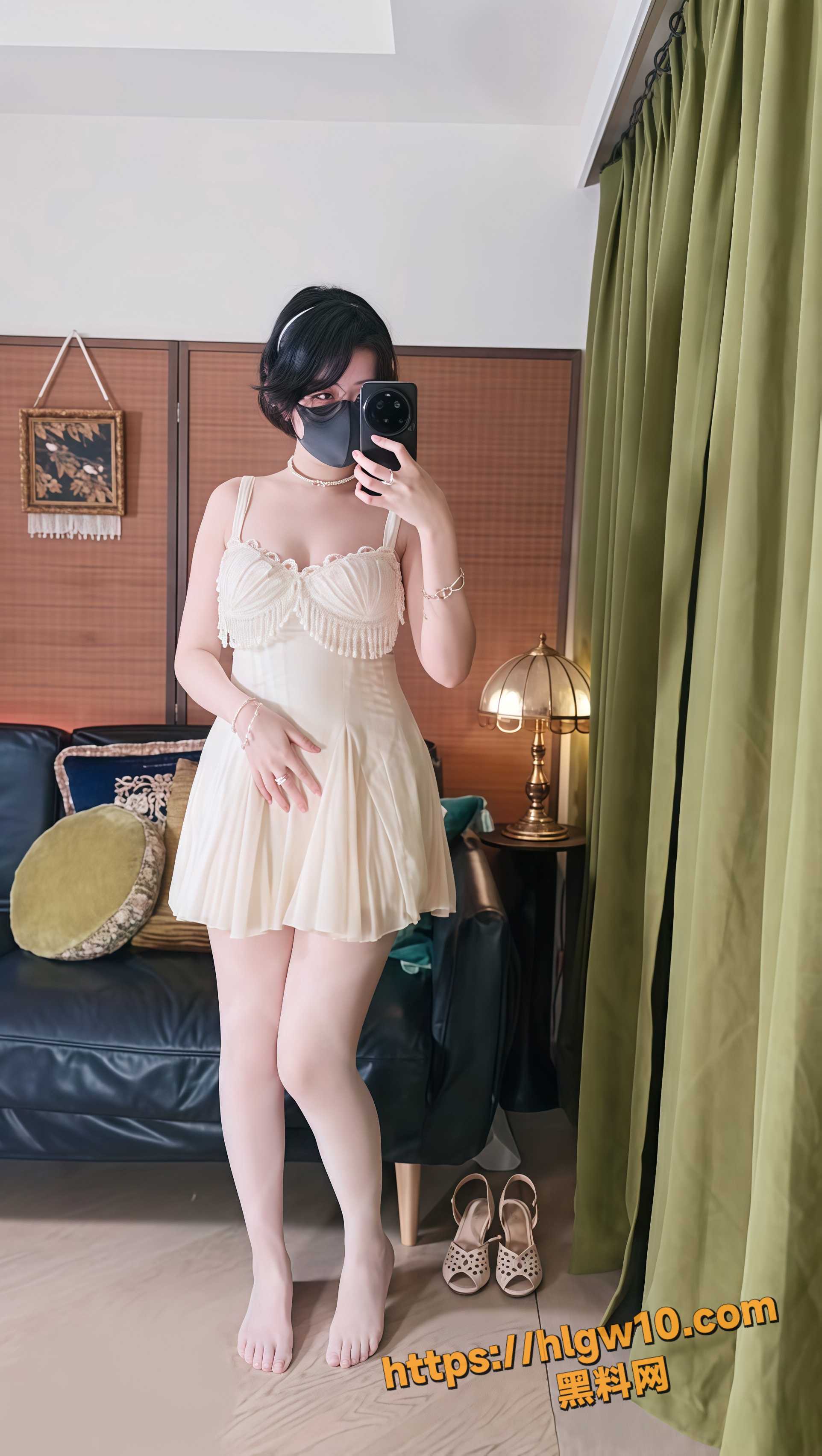 推特极品福利姬 奶咪 Onlyfans付费订阅视频 你也喜欢闪闪发光的东西吗 纯欲白丝对镜掰穴自慰