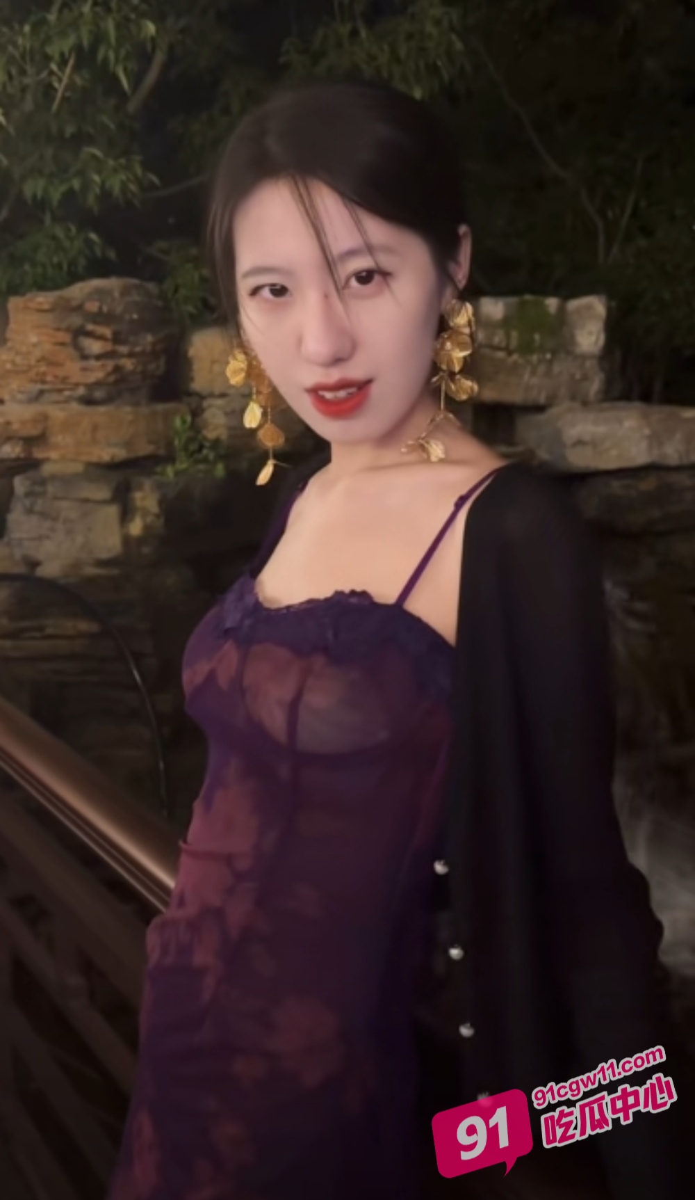 抖音网红〖刘蓄老师〗直播翻车 重度男M连线提出给老师舔脚 沉沦做狗无法自拔