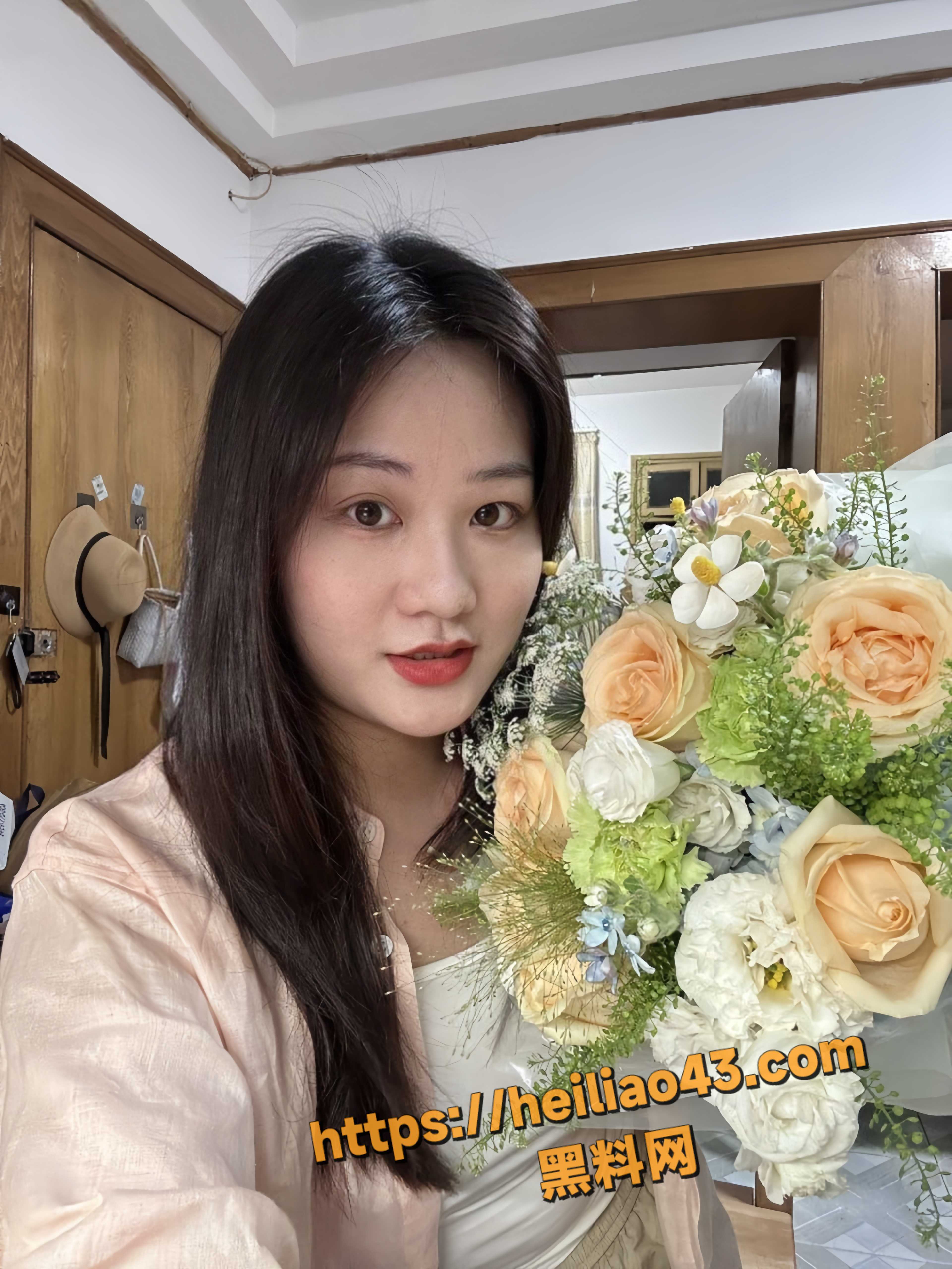 福建极品少妇 陈菲 大尺度私密自拍流出 漏奶丝足诱惑 清纯人妻变极品黑丝骚货！