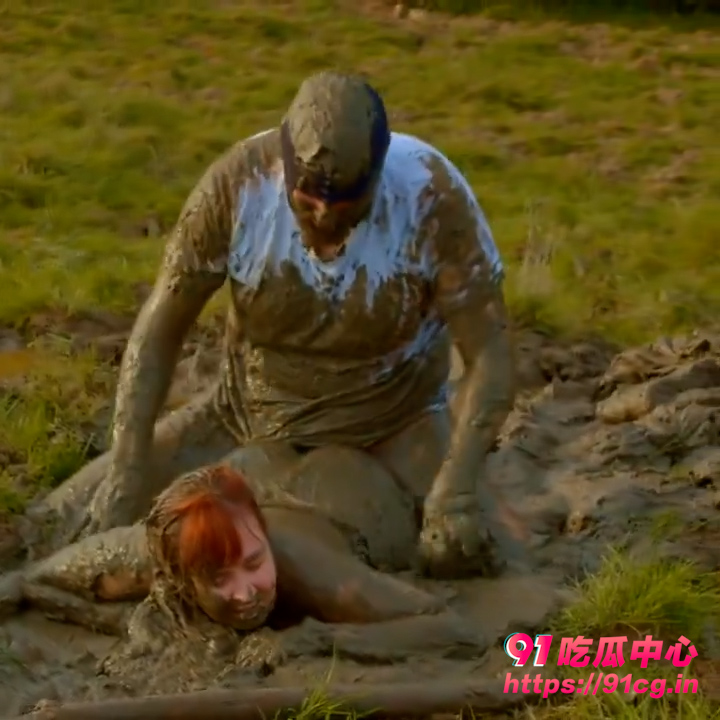 重口性爱～在沼泽地里激情啪啪 这得是什么心态啊