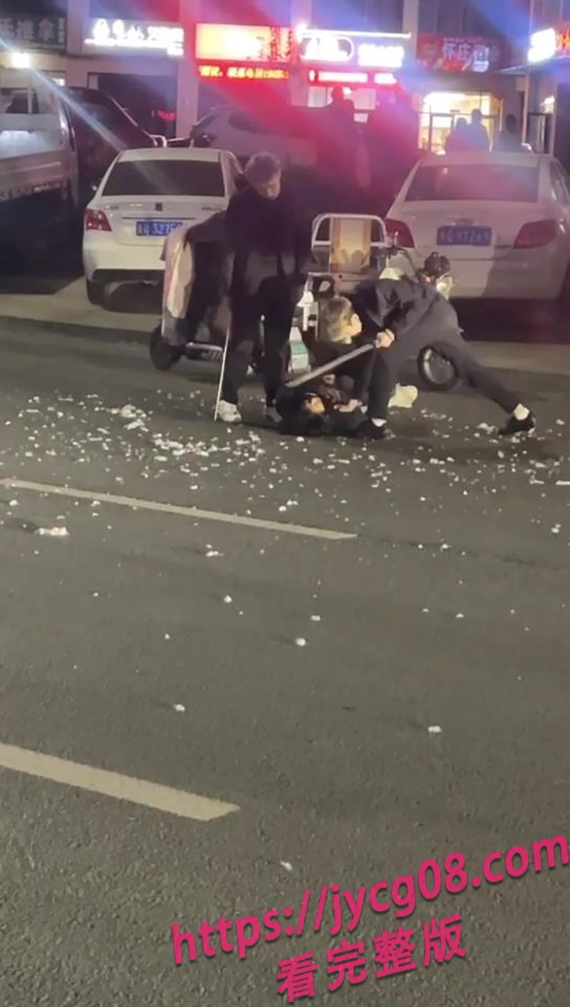 山东街头冲突升级！小伙被打到抽搐×施暴者驾无牌车逃逸！ 配图7