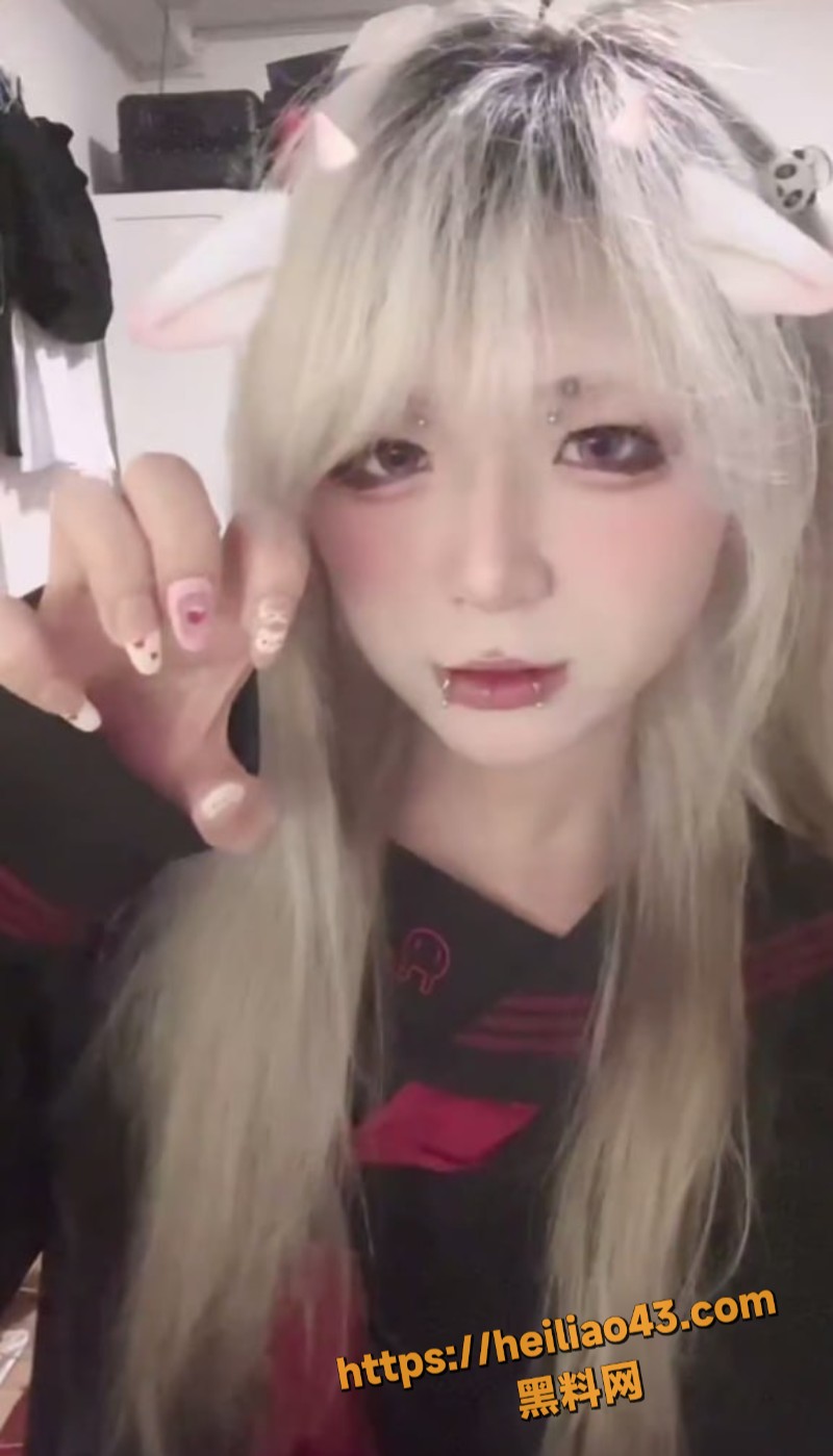 亚逼地雷系小太妹 炸炸 美艳凶妆跪舔口交 唇钉刮蹭爽爆刺激！