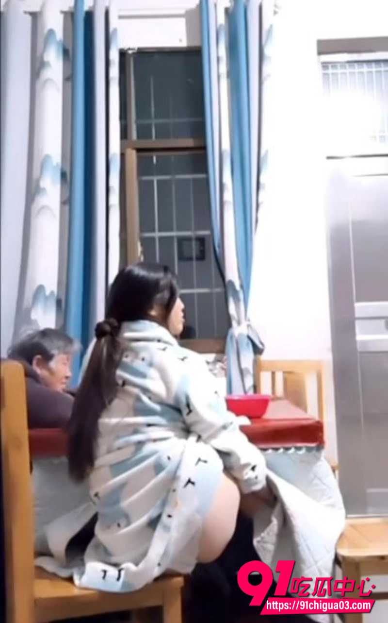妹子偷摸在奶奶面前自慰3 妹子偷摸在奶奶面前自慰3